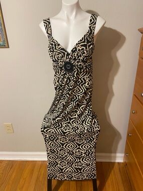 Enfocus Studio Black and Cream Sleeveless V-Neck Maxi Dress